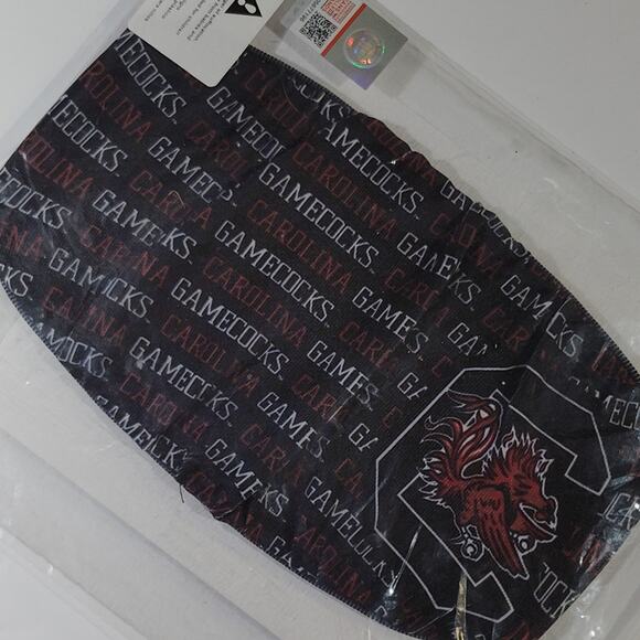 Hanes Ultrafuse Face Mask, NCAA South Carolina Gamecocks Youth OS Black/Garnet - Picture 1 of 6